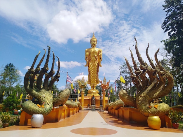 Foto statue im tempel gegen den himmel