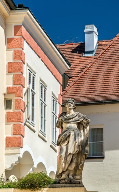 Statue in der Altstadt von Krems an der Donau ein UNESCO-Erbe in Österreich