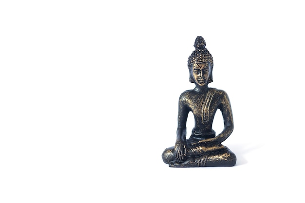 Statue sitzend in Meditation Buddha isoliert auf weißem Hintergrund