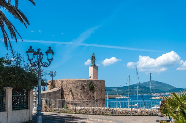 Statue über dem Hafen von Alghero