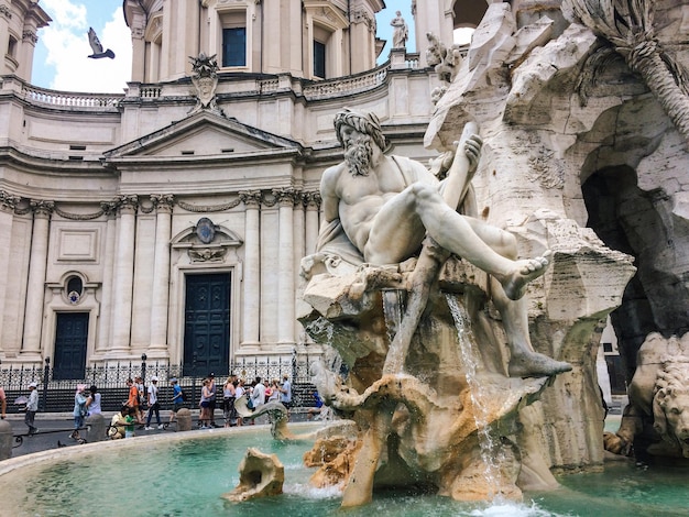 Statue und Brunnen auf der Straße
