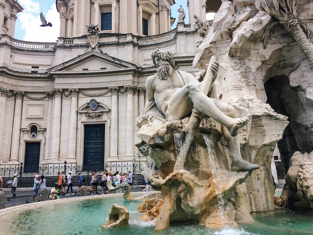 Foto statue und brunnen auf der straße