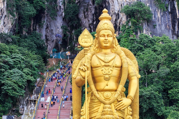 Statue und Eingang der Batu-Höhlen in Kuala Lumpur, Malaysia