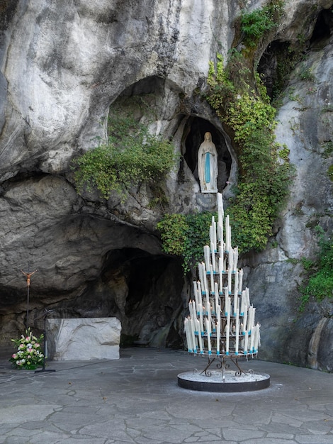 Statue Unserer Lieben Frau von der Unbefleckten Empfängnis mit einem Rosenkranz in der Grotte von Massabielle in Lourdes, Frankreich