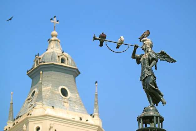 Statue von Angel of the Fame auf dem Brunnen am Plaza Mayor in Lima Peru