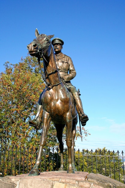 Foto statue von earl haig in edinburgh, schottland. die statue wurde 1923 von george edward wade gegossen