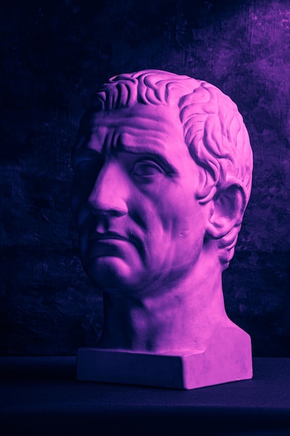 Statue von Guy Julius Caesar Octavian Augustus. Kreatives Konzept buntes Neonbild mit alter römischer Skulptur Guy Julius Caesar Octavian Augustus Kopf. Cyberpunk, Vaporwave und surrealer Kunststil.