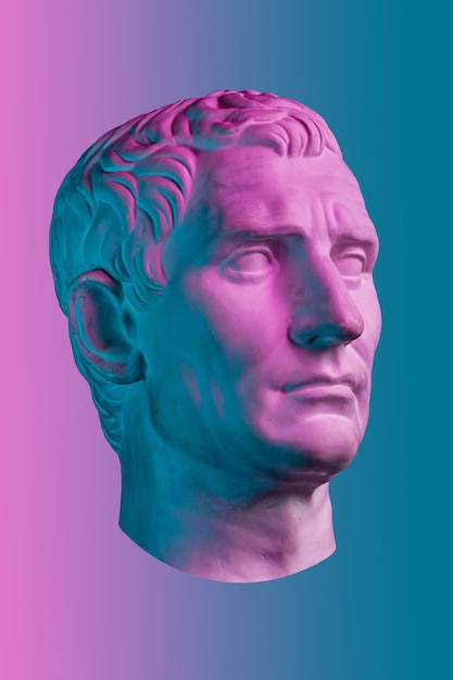 Statue von Guy Julius Caesar Octavian Augustus. Kreatives Konzept buntes Neonbild mit alter römischer Skulptur Guy Julius Caesar Octavian Augustus Kopf. Cyberpunk, Vaporwave und surrealer Kunststil.