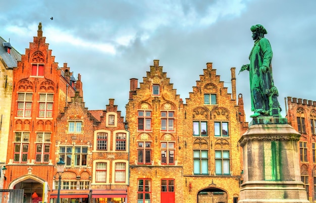 Statue von Jan van Eyck, einem frühen niederländischen Maler in Brügge, Belgien