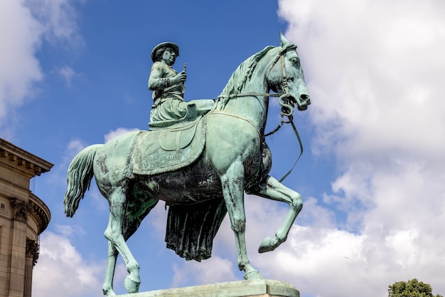 Statue von Königin Victoria außerhalb der St. Georges Hall in Liverpool, England UK