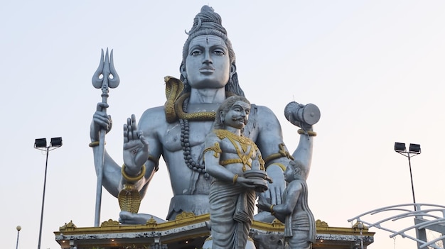 Foto statue von lord shiva während des sonnenuntergangs, murudeshwara.