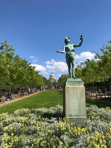 Foto statue von menschen im park