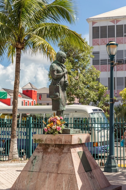 Foto statue von palmen und gebäuden gegen den himmel