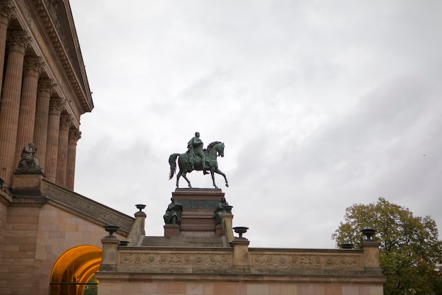 Statue vor dem Museum, Museumsinsel, Berlin, Deutschland