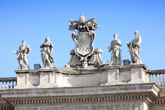 Statuen auf einem Petersdom