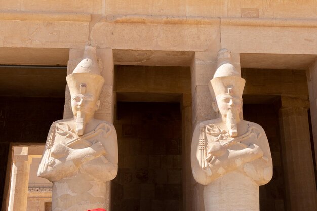 Statuen der Götter von Luxor