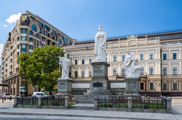 Statuen der Heiligen Andreas, Olga, Cyril und Methodius. Kiev, Ukraine