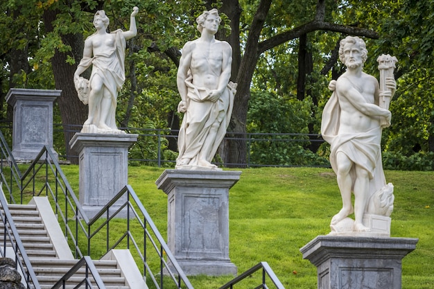 Statuen der Schachbrett-Hügel-Kaskade in Peterhof, St. Petersberg, Russland