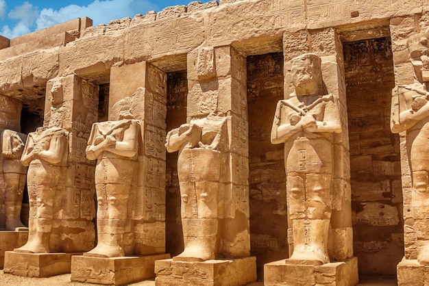 Statuen des Karnak-Tempels in Ägypten