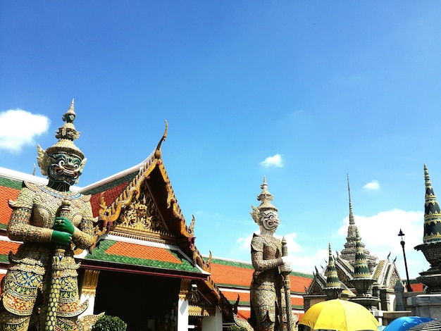 Statuen gegen den Tempel