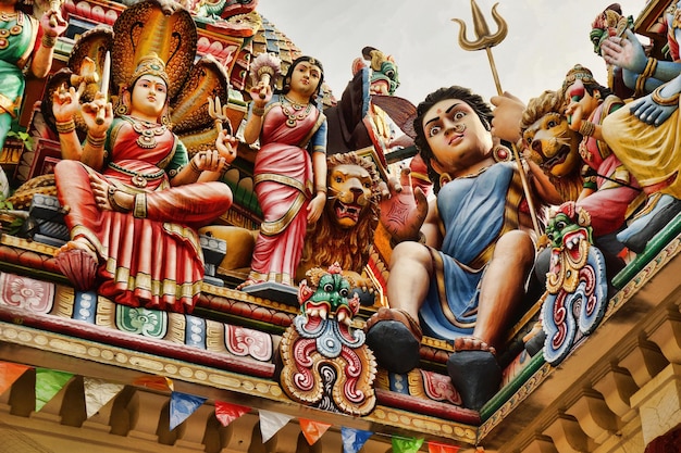 Statuen im Sri Mariamman Tempel