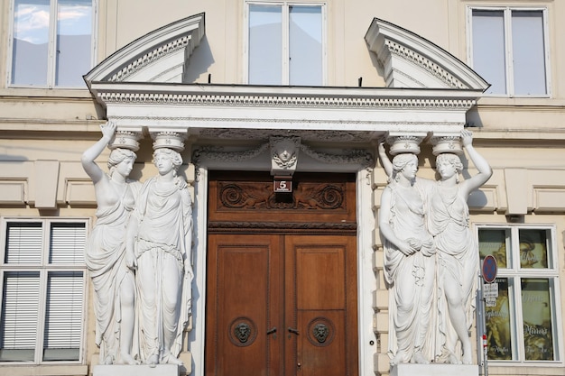 Statuen im Tor des Palais Pallavicini Wien Österreich