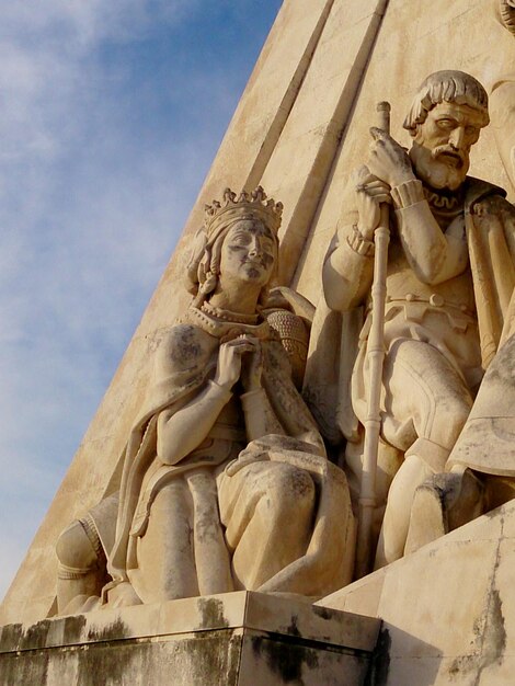 Statuen in der Kirche gegen den Himmel