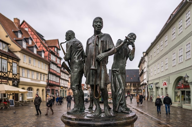 Foto statuen in der stadt gegen den himmel