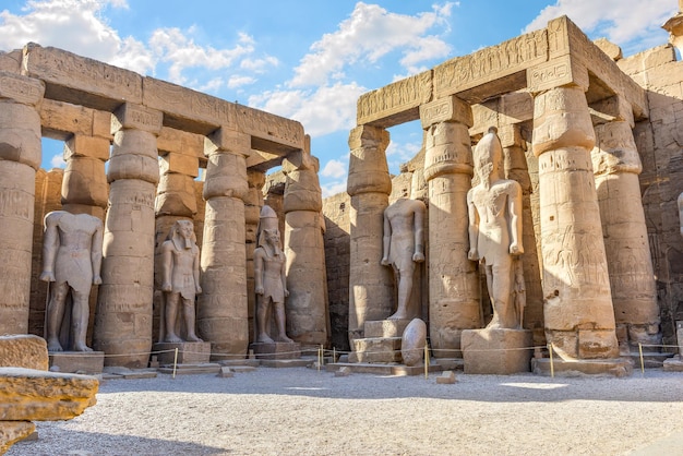 Statuen und Säulen im Luxor-Tempel, Ägypten