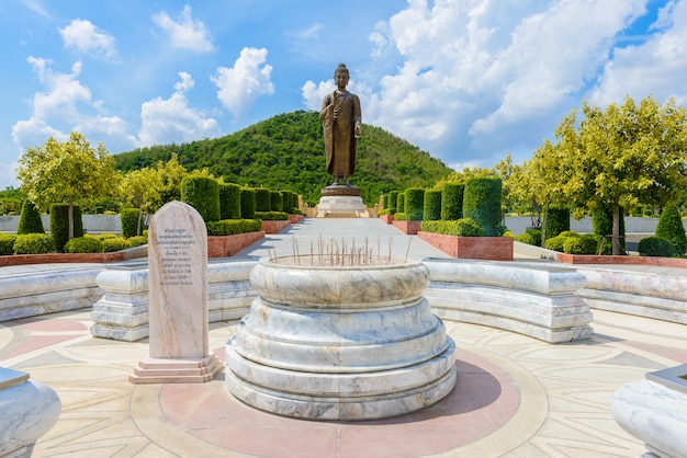 Statuen von Buddha bei Wat Thipsukhontharam, Kanchanaburi-Provinz, Thailand