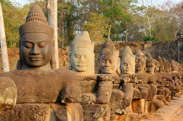 Statuen von Devas auf der Brücke nach Angkor Thom