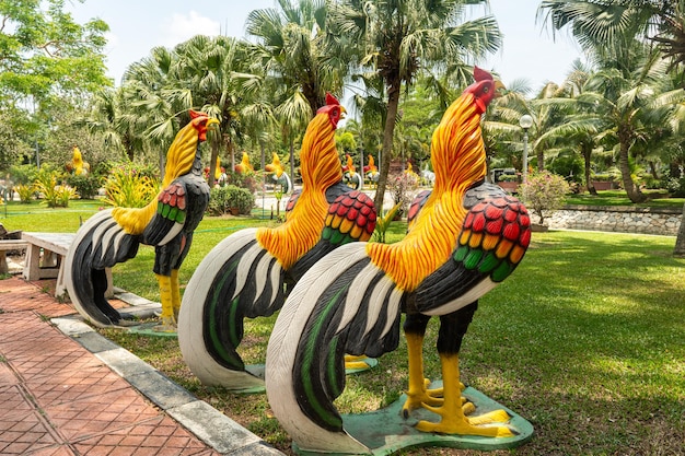 Statuen von Hähnen auf der Straße in Ayutthaya Cock Alley Traditionelle Hühnerfiguren im Hintergrund