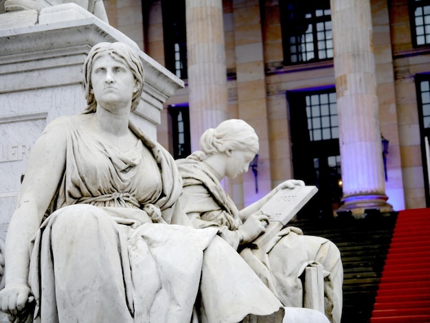 Statuen vor dem Konzerthaus Berlin in der Stadt
