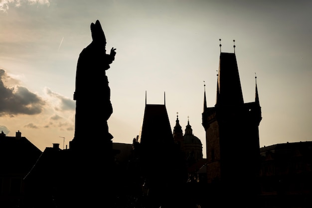Statuensilhouette an der Karlsbrücke. Prag, Tschechische Republik