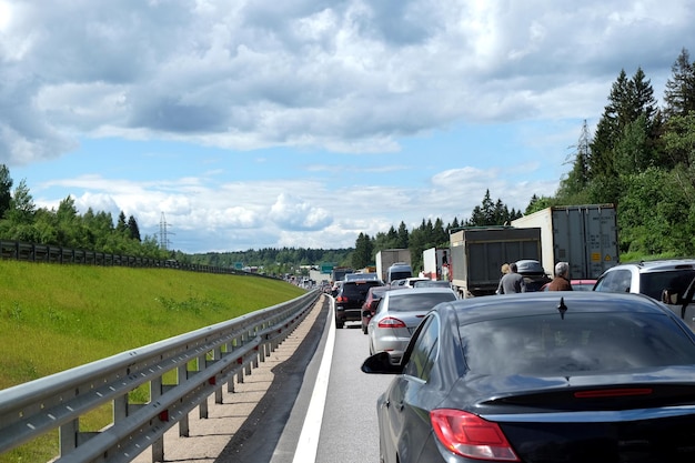 Stau auf der Landstraße Lange Reihe vieler Autos, die dicht und bewegungslos auf der Straße stehen