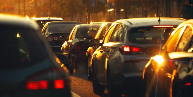 Stau bei Sonnenuntergang. Gelähmter Verkehr auf den Straßen der Stadt. Selektiver Fokus.