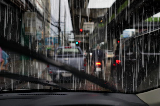 Stauautos trafen in der Hauptverkehrszeit auf der Straße in verschwommener Sicht aus der Autosicht