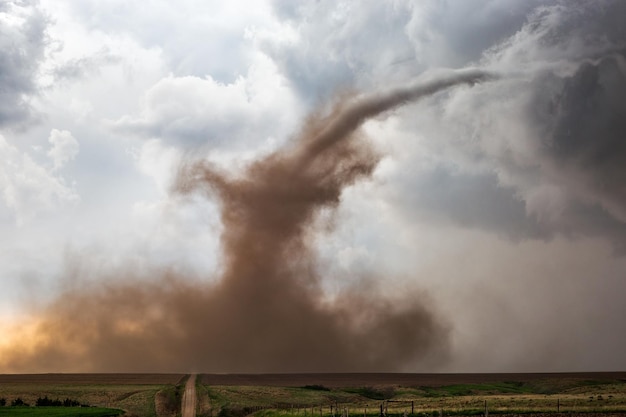 Foto staubiger tornado und superzellsturm über einem feld in nebraska