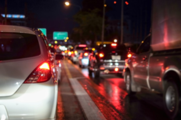 Staus in der Stadt mit der Reihe von Autos auf der Straße in der Nacht