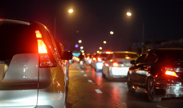 Staus in der Stadt mit der Reihe von Autos auf der Straße in der Nacht