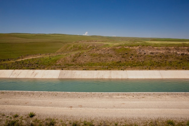 Stausee, im grünen Tal