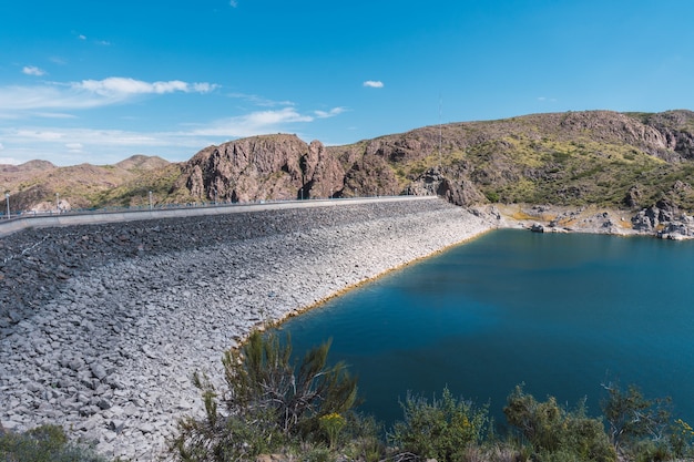 Stausee in den Bergen.