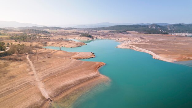 Stausee Mediano und Congost de Entremon von oben Eine ruhige Oase in Aragon mit Turm und Wasser