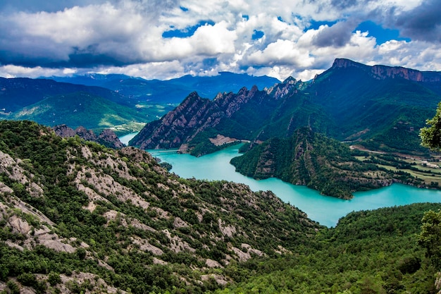 Stausee mit Kraftwerk Draufsicht