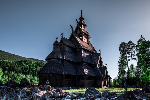 Stavkirke-Kirche im Friedhofspark in Norwegen im Sommer