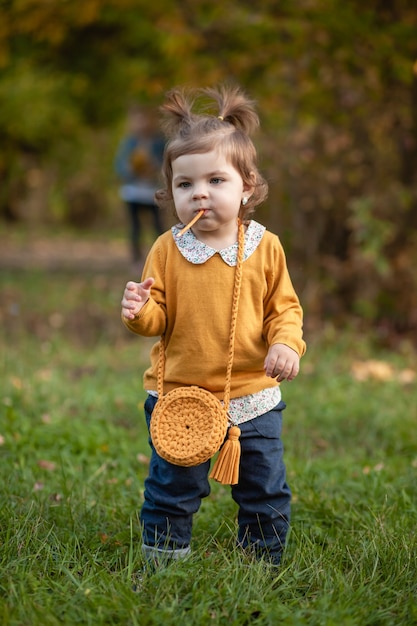 STAVROPOL, RÚSSIA, 5 DE OUTUBRO DE 2019; Uma menina com uma bolsa de malha caminha no parque