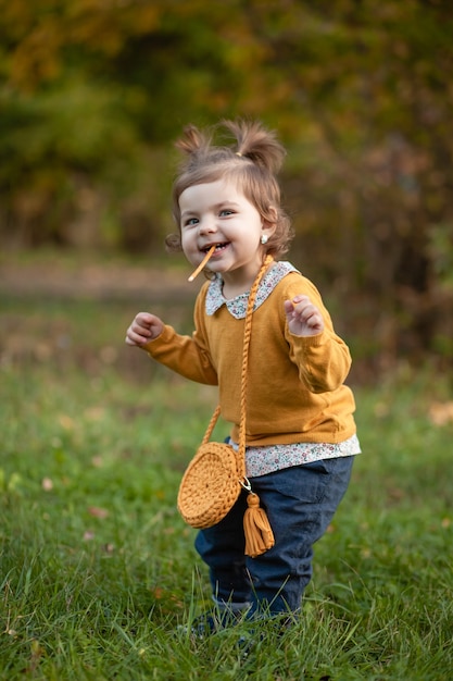 STAVROPOL, RUSIA, 5 DE OCTUBRE DE 2019; Una niña con un bolso tejido camina en el parque