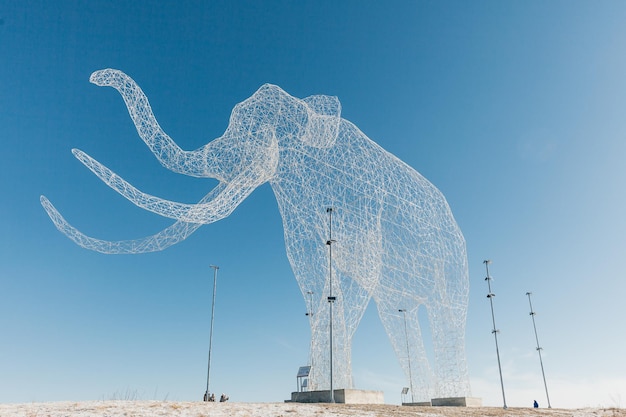STAVROPOL Rússia 10 DE JANEIRO DE 2023 arquitetura um elefante de 20 metros feito em uma técnica de quadros espaciais na montanha de Stavropol