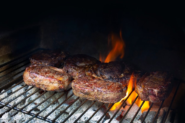 Foto steak auf dem grill grill und flammen