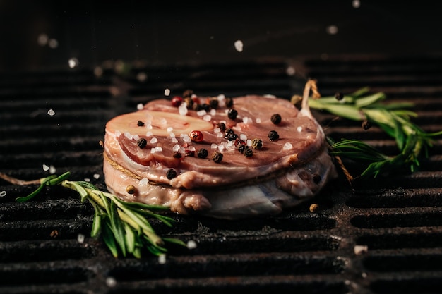 Steak auf dem Grill mit Flammen. rohes Rindersteak auf einem BBQ-Grill. Banner, Menü, Rezeptplatz für Text, Draufsicht.